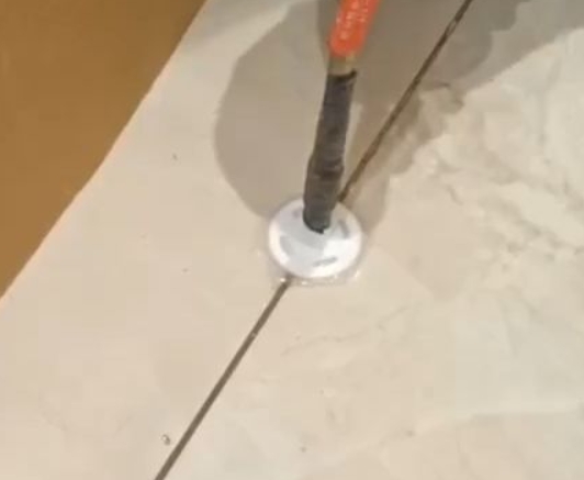 积石山瓷砖空鼓维修公司专业解答瓷砖在铺贴过程中，如果没有涂抹均匀到位的粘结材料（如水泥砂浆或瓷砖胶），可能会导致以下问题